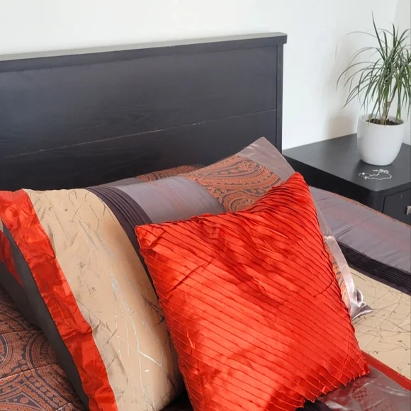 Queen Comfoter/ 3Pillows
